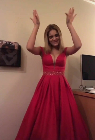 3. Sexy Jessi101love Shows Cleavage in Red Dress