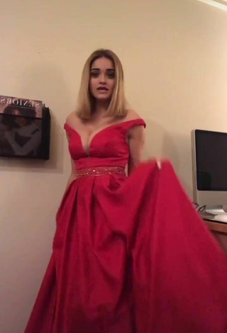 4. Sexy Jessi101love Shows Cleavage in Red Dress