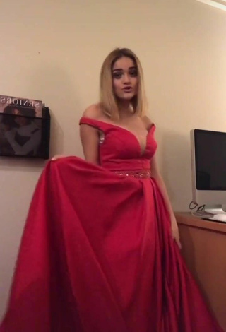 5. Sexy Jessi101love Shows Cleavage in Red Dress