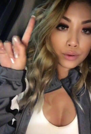 Sexy Jessie Le Shows Cleavage
