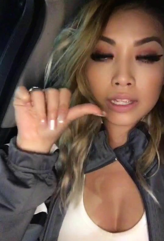 2. Sexy Jessie Le Shows Cleavage