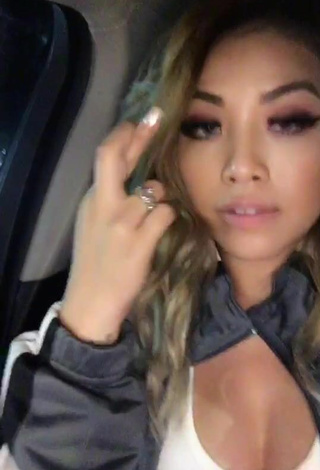 3. Sexy Jessie Le Shows Cleavage
