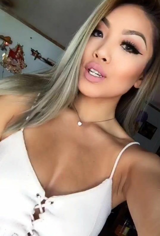 4. Hot Jessie Le Shows Cleavage in White Top