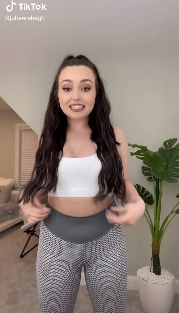 Sexy Julia Raleigh Shows Big Butt sexyfilter