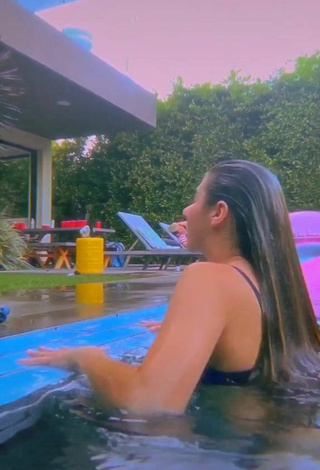 Sexy Isabella Diakomanolis Shows Butt at the Pool