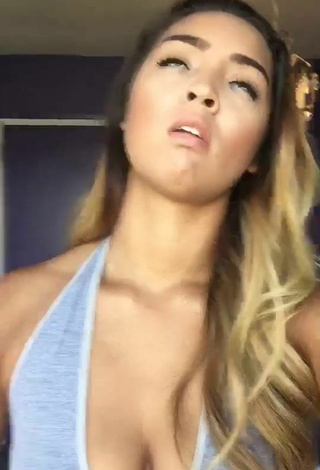 3. Hot Katelyn Ashley Shows Cleavage