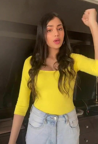 4. Sexy Khushi Hegde in Yellow Top