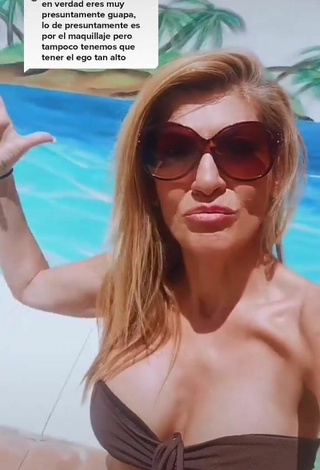 6. Sexy Lidia Shows Cleavage in Brown Bikini Top at the Pool