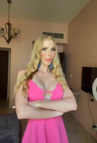 Sexy Daria Okhrimenko Shows Cleavage in Pink Dress