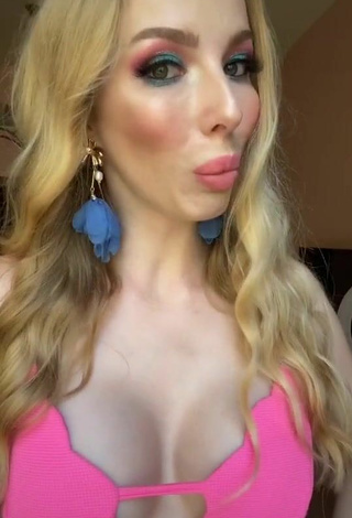 5. Sexy Daria Okhrimenko Shows Cleavage in Pink Dress