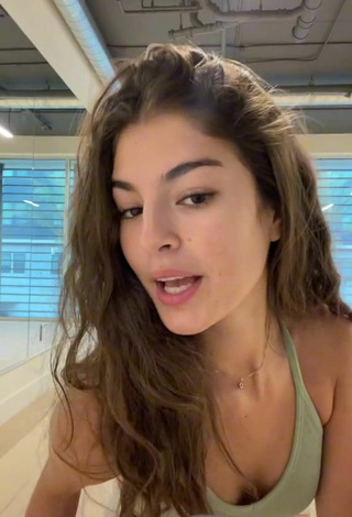 Sexy Darianka Sánchez in Olive Crop Top