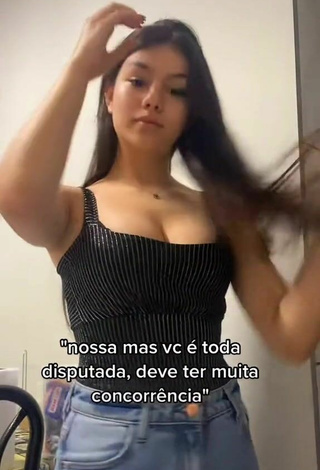 2. Sexy Dudinha Moraes Shows Cleavage in Black Top and Bouncing Tits