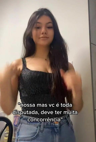 4. Sexy Dudinha Moraes Shows Cleavage in Black Top and Bouncing Tits