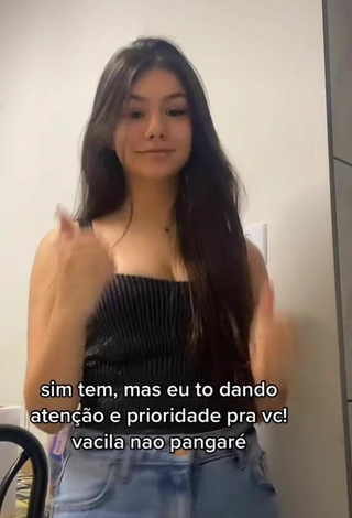 5. Sexy Dudinha Moraes Shows Cleavage in Black Top and Bouncing Tits