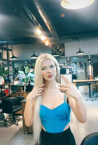 4. Sexy Elisa Shows Cleavage in Blue Top