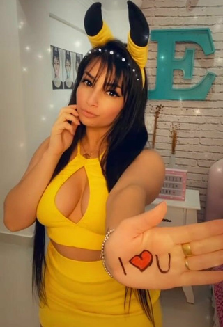 6. Attractive Emanuelly Raquel Shows Cosplay and Bouncing Boobs