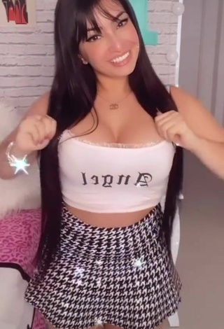 6. Emanuelly Raquel Looks Hot in White Crop Top and Bouncing Tits