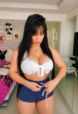 3. Emanuelly Raquel Shows Cleavage in Appealing White Crop Top and Bouncing Breasts