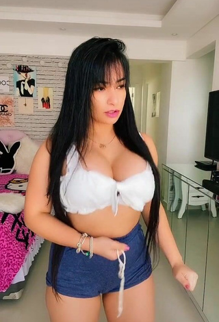 4. Emanuelly Raquel Shows Cleavage in Appealing White Crop Top and Bouncing Breasts