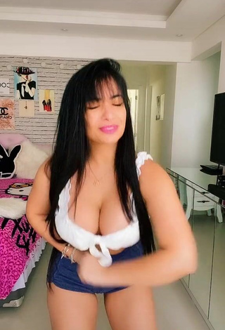 5. Emanuelly Raquel Shows Cleavage in Appealing White Crop Top and Bouncing Breasts