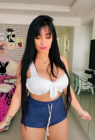 6. Emanuelly Raquel Shows Cleavage in Appealing White Crop Top and Bouncing Breasts