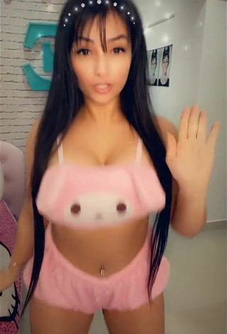 2. Emanuelly Raquel Shows Cleavage in Inviting Pink Crop Top and Bouncing Boobs