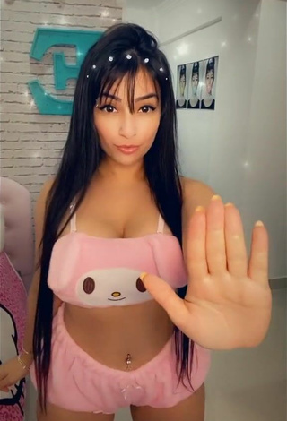 3. Emanuelly Raquel Shows Cleavage in Inviting Pink Crop Top and Bouncing Boobs