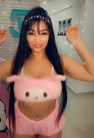 6. Emanuelly Raquel Shows Cleavage in Inviting Pink Crop Top and Bouncing Boobs