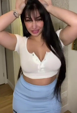 5. Emanuelly Raquel Shows Cleavage in Alluring White Crop Top and Bouncing Boobs