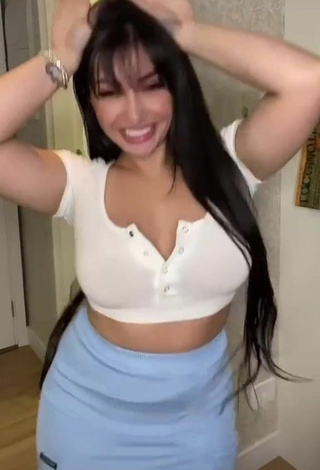 6. Emanuelly Raquel Shows Cleavage in Alluring White Crop Top and Bouncing Boobs