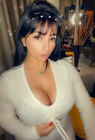 4. Emanuelly Raquel Shows Cleavage in Sexy White Crop Top and Bouncing Tits