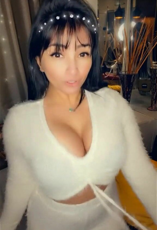 6. Emanuelly Raquel Shows Cleavage in Sexy White Crop Top and Bouncing Tits