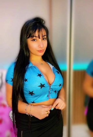 Dazzling Emanuelly Raquel Shows Cleavage in Inviting Crop Top