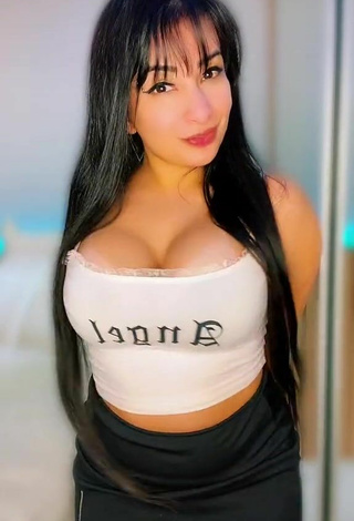 4. Hottest Emanuelly Raquel Shows Cleavage in White Crop Top and Bouncing Tits