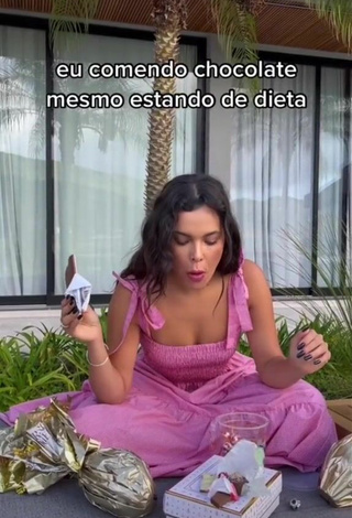2. Sexy Emilly Araújo Shows Cleavage in Pink Crop Top