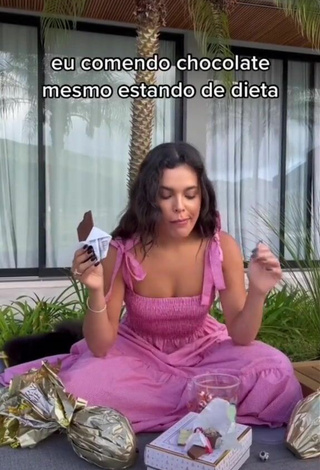 3. Sexy Emilly Araújo Shows Cleavage in Pink Crop Top