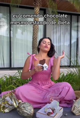 4. Sexy Emilly Araújo Shows Cleavage in Pink Crop Top