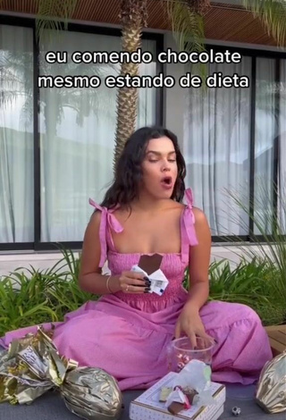 5. Sexy Emilly Araújo Shows Cleavage in Pink Crop Top