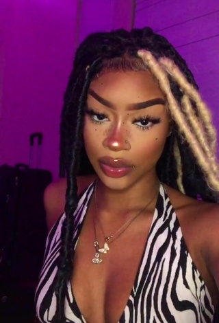 Amazing Ffrenchieeee Shows Cleavage in Hot Zebra Crop Top