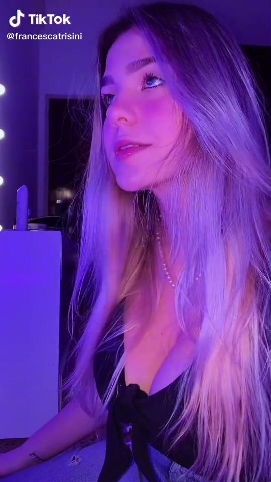 Hot Francesca Trisini Shows Cleavage | sexyfilter.com