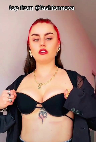 4. Sexy Giorgia Cavalluzzo Shows Cleavage in Black Bra
