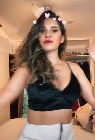 1. Sweetie Gizelly Bicalho Shows Cleavage in Black Crop Top and Bouncing Boobs