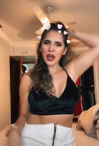 5. Sweetie Gizelly Bicalho Shows Cleavage in Black Crop Top and Bouncing Boobs