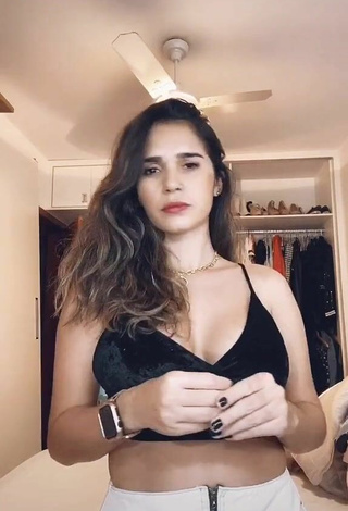 1. Cute Gizelly Bicalho Shows Cleavage in Black Crop Top and Bouncing Boobs