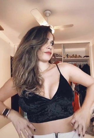 2. Cute Gizelly Bicalho Shows Cleavage in Black Crop Top and Bouncing Boobs