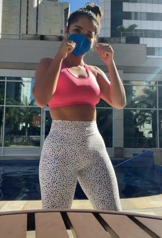6. Cute Gizelly Bicalho in Pink Sport Bra at the Swimming Pool