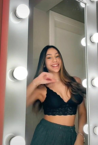 5. Beautiful Lais Gomes in Sexy Black Crop Top