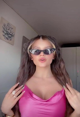 2. Grisela Shows Cleavage in Sexy Pink Crop Top