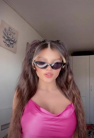 3. Grisela Shows Cleavage in Sexy Pink Crop Top