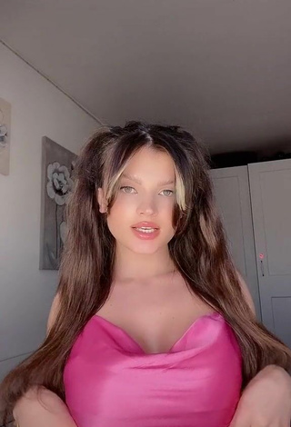 Magnetic Grisela Shows Cleavage in Appealing Pink Crop Top